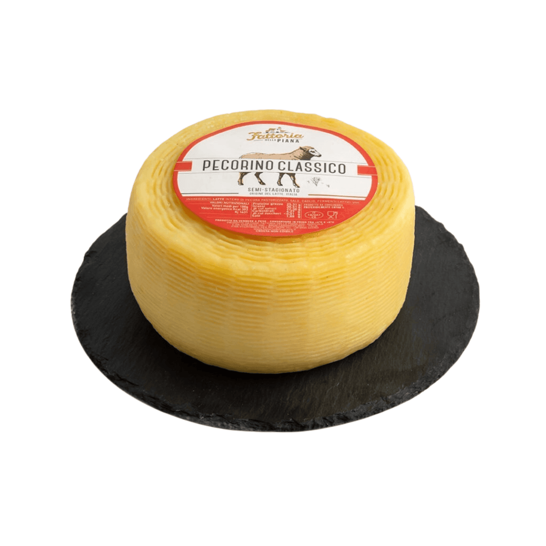 Formaggio Pecorino Classico - Puro Pecora semi stagionato con buccia rigata su piatto in ardesia, pasta bianca compatta e occhiatura fine.