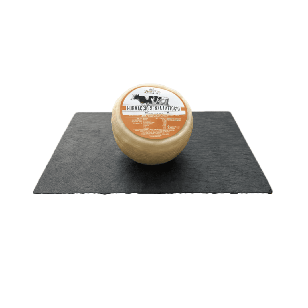 Formaggio senza lattosio calabrese a pasta morbida su tagliere in ardesia, sapore delicato e nutriente, ideale per intolleranti al lattosio.