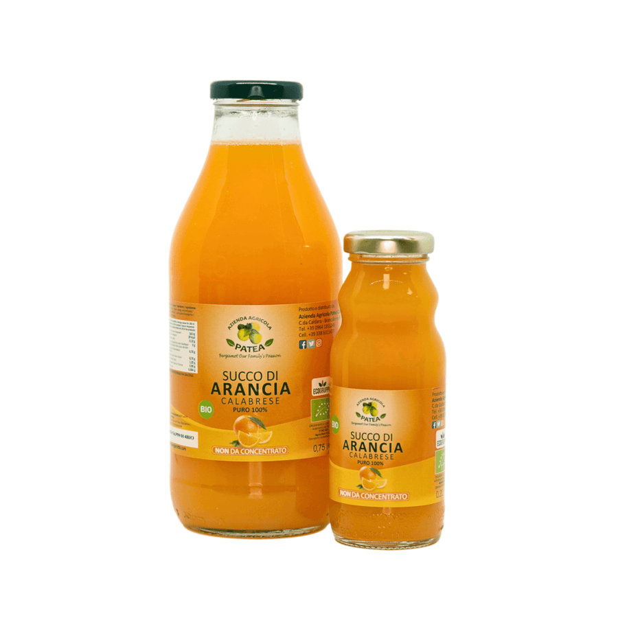 Succo biologico di arance calabresi in bottiglie di vetro, 100% naturale e ricco di vitamina C, ideale per una bevanda salutare e rinfrescante.